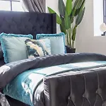 5 Beds 2 Bath City Apartment On Street Parking - Rose Platinum Properties