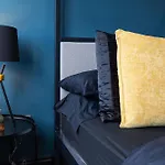 5 Beds 2 Bath City Apartment On Street Parking - Rose Platinum Properties