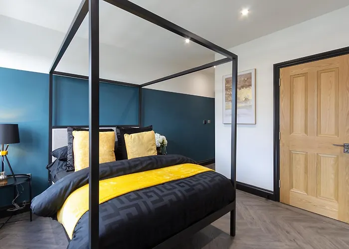 5 Beds 2 Bath City Apartment On Street Parking - Rose Platinum Properties