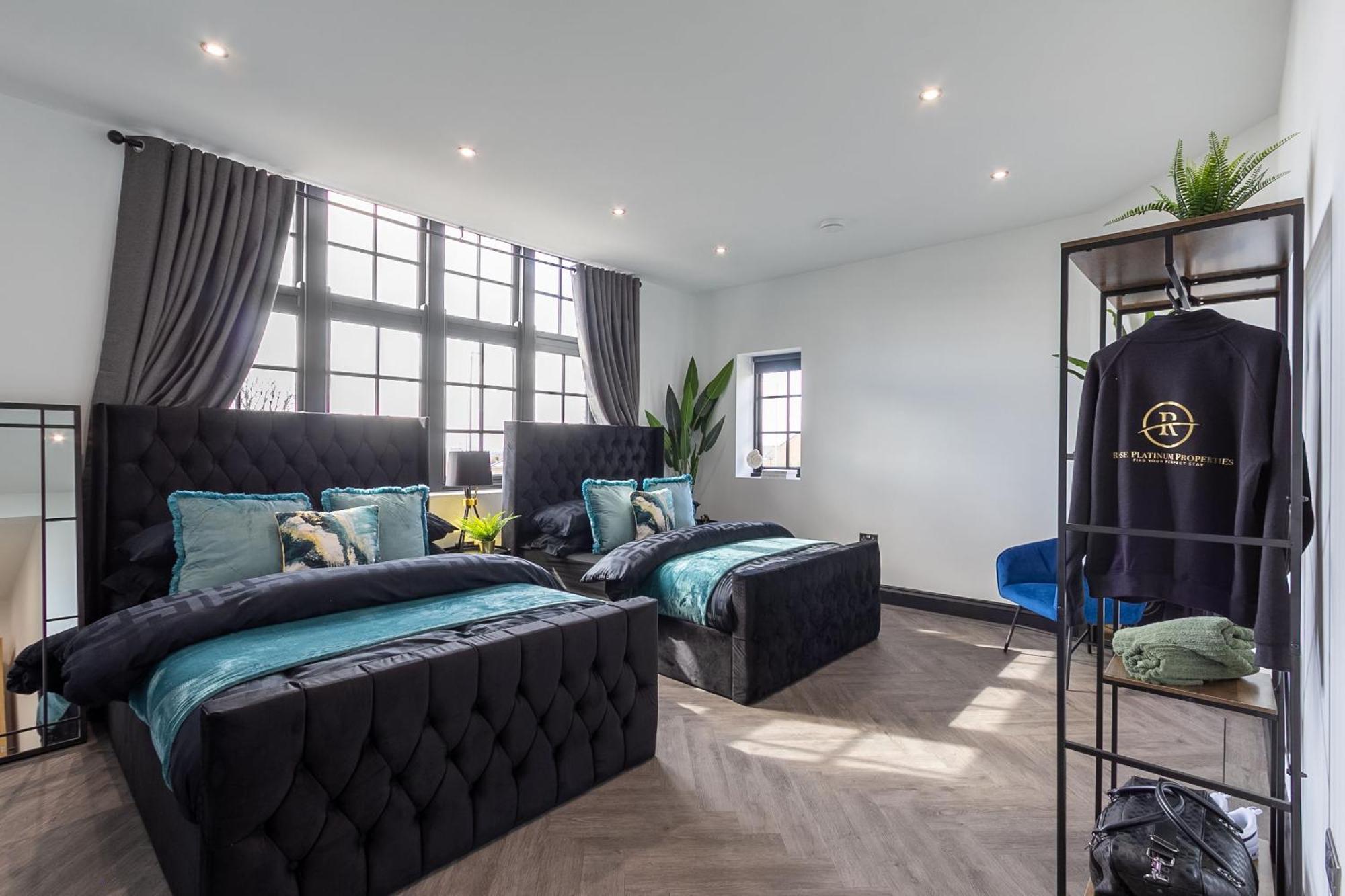 5 Beds 2 Bath On Street Parking - Rose Platinum