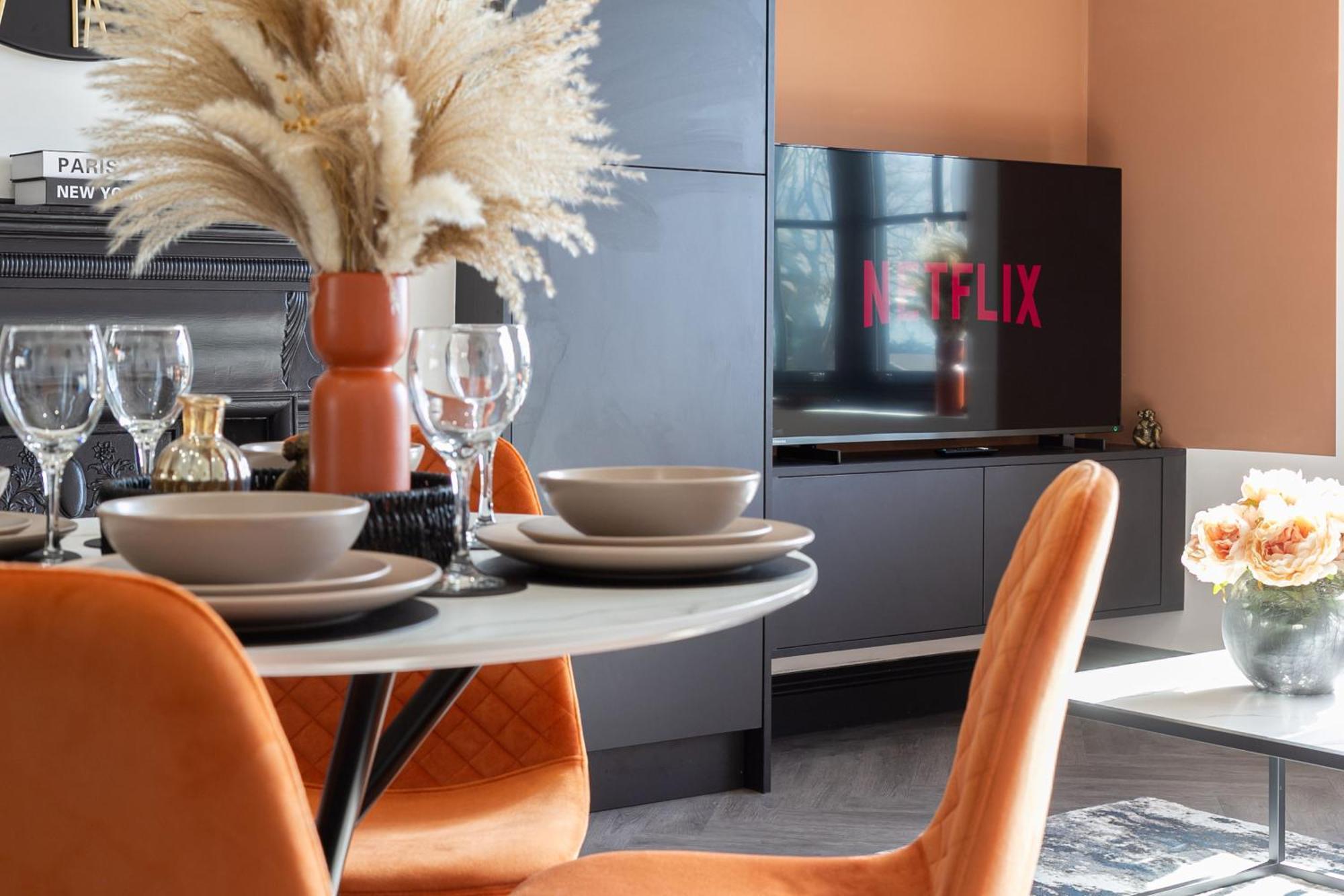 5 Beds 2 Bath On Street Parking - Rose Platinum Apartment *
