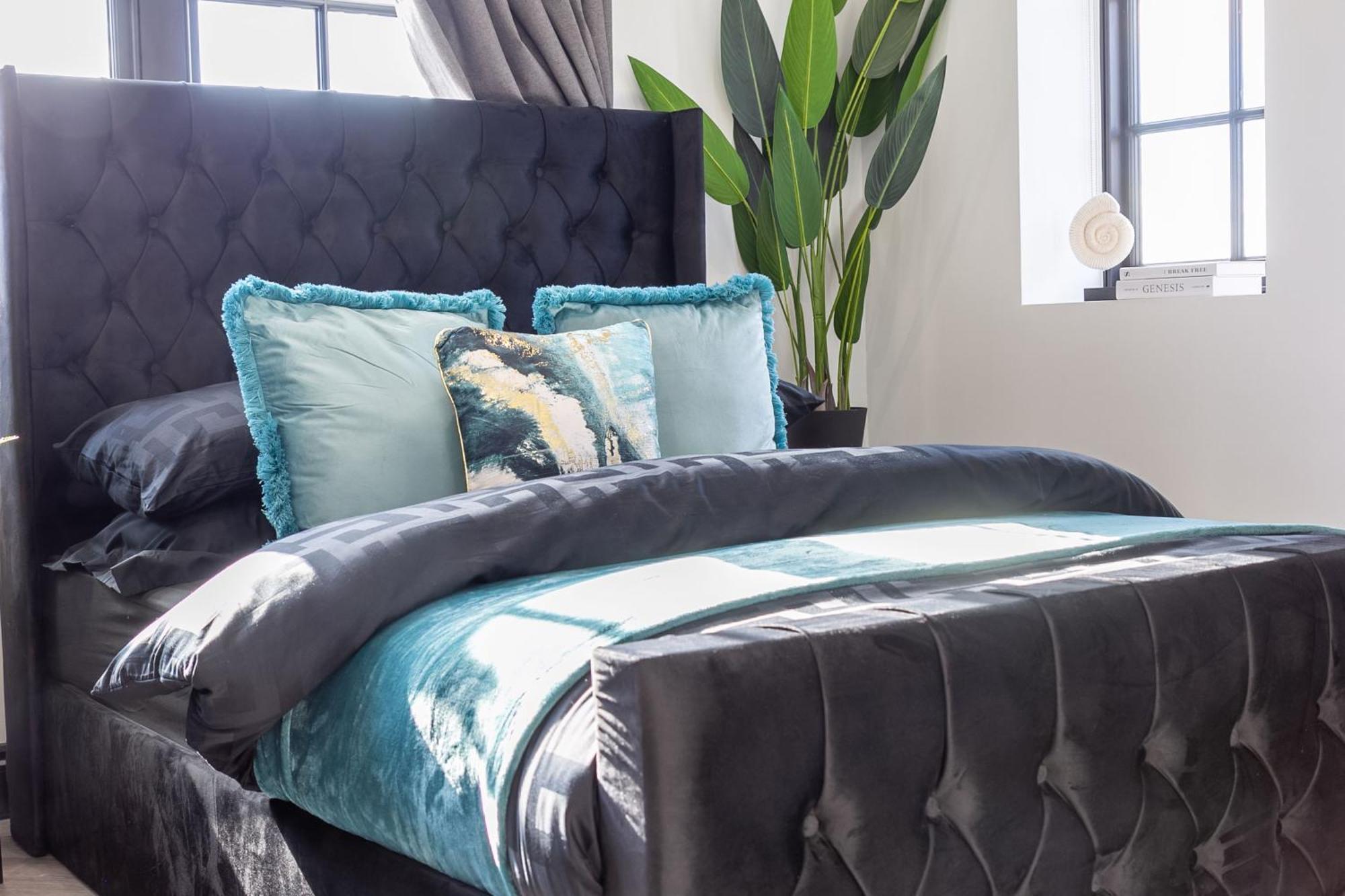 5 Beds 2 Bath On Street Parking - Rose Platinum