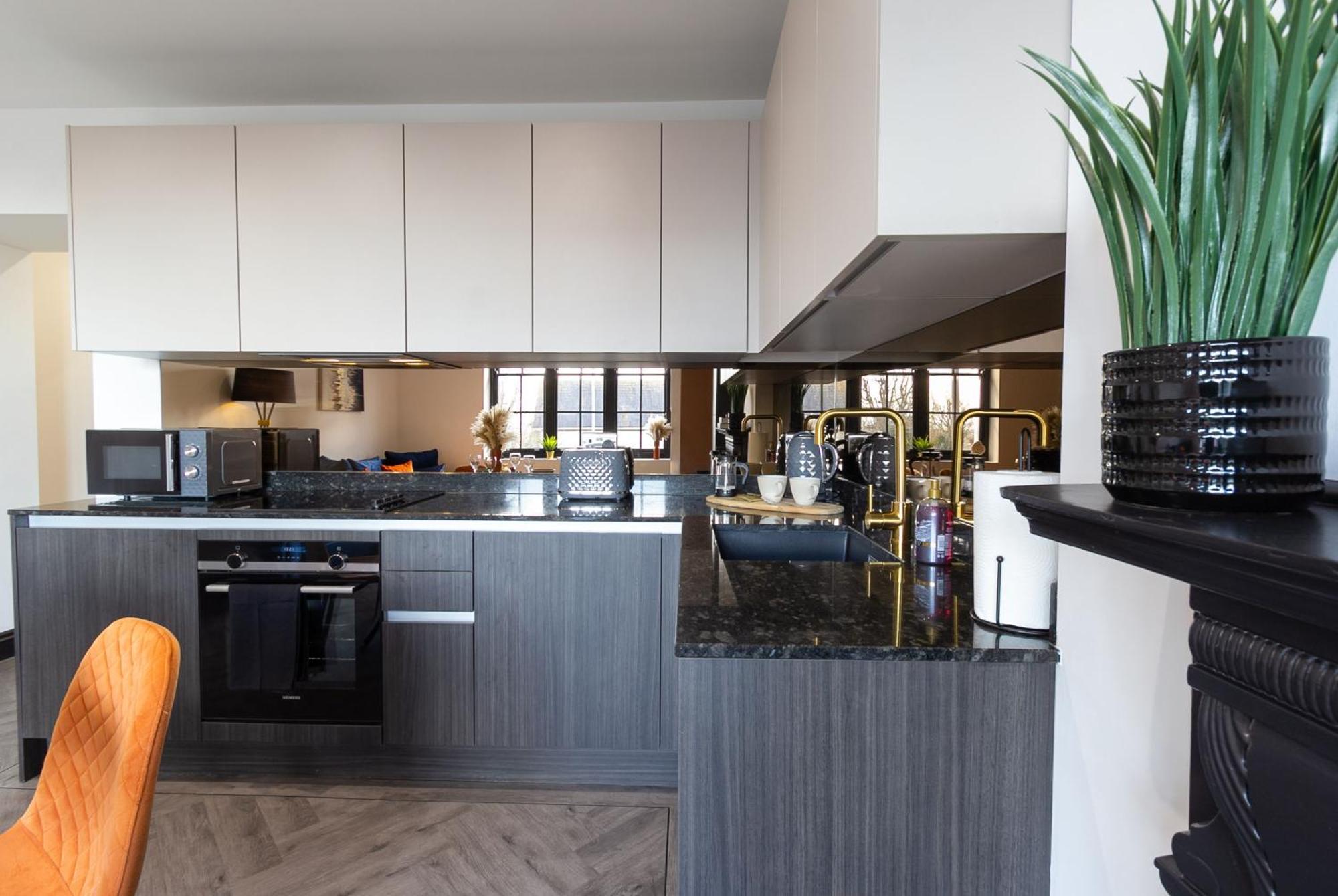 5 Beds 2 Bath On Street Parking - Rose Platinum *