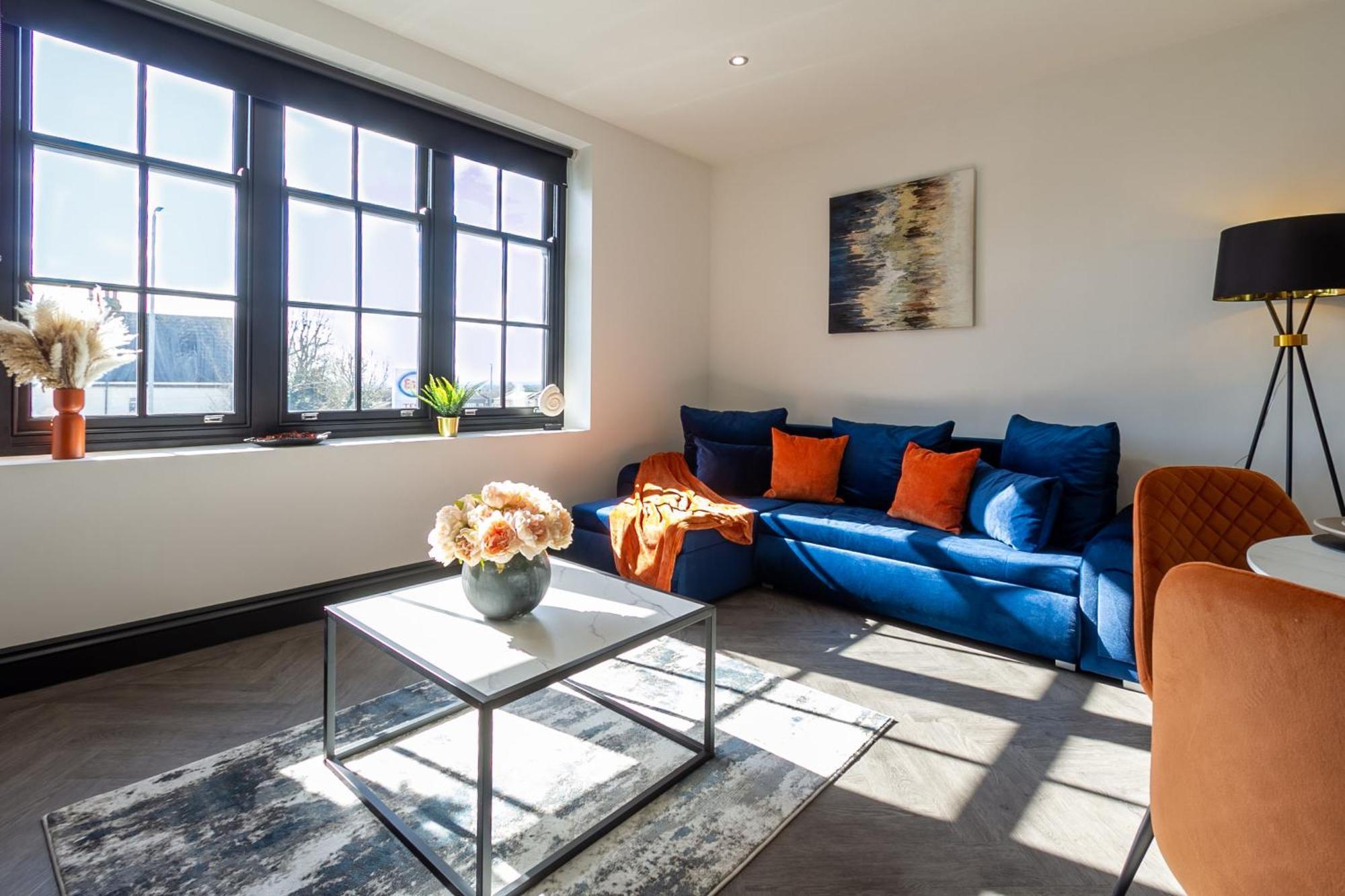 5 Beds 2 Bath On Street Parking - Rose Platinum Apartment